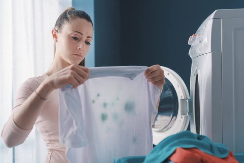 Las manchas de parafina se adhieren a la ropa y son difíciles de quitar