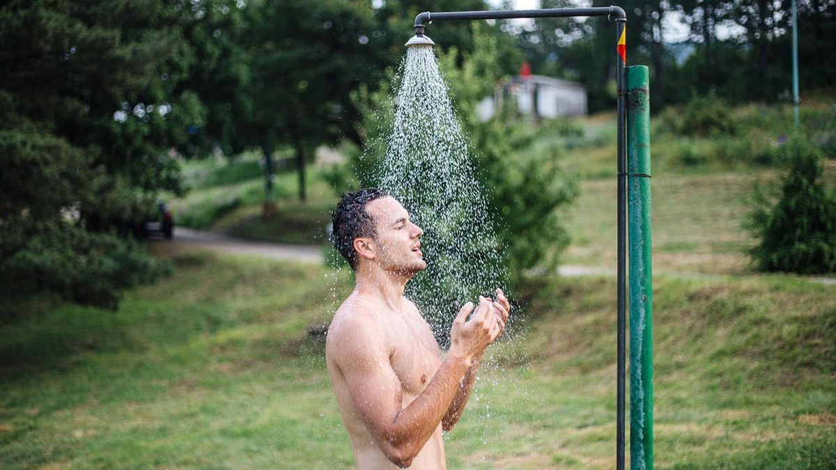 como lavar el pelo despues de un dia de playa ducha agu dulce
