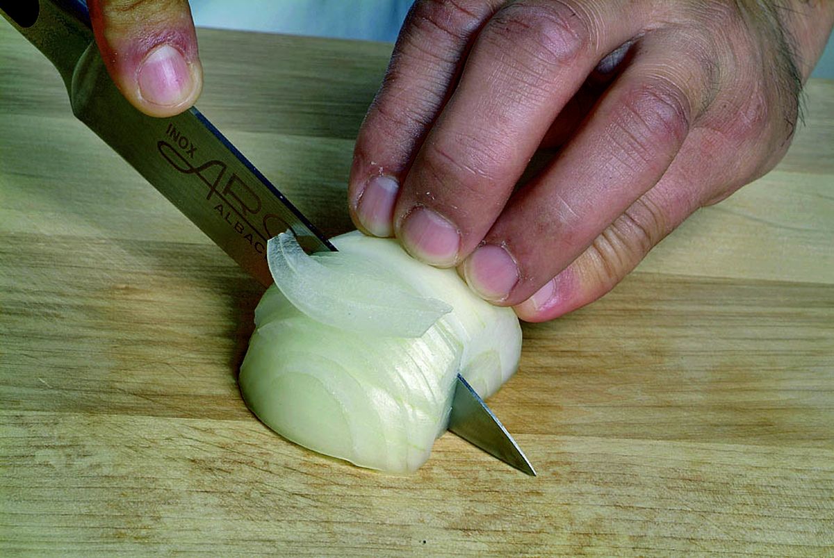 receta picar cebolla dados pequeños paso1