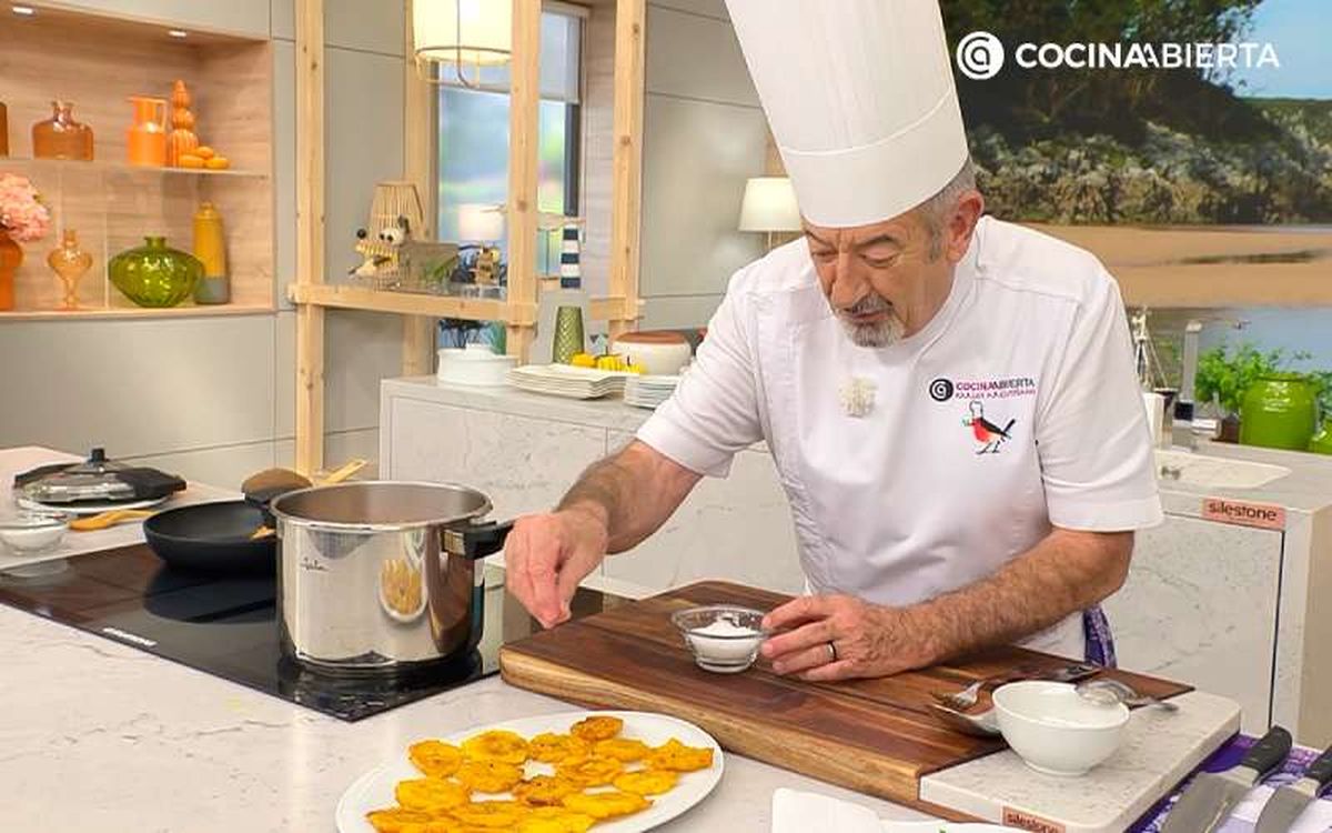 Agrega sal a los patacones justo después de freír