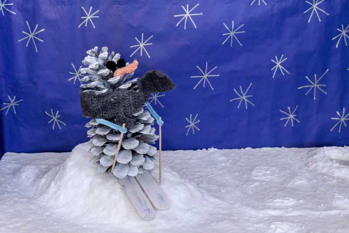 Muñeco de nieve hecho con una piña seca.