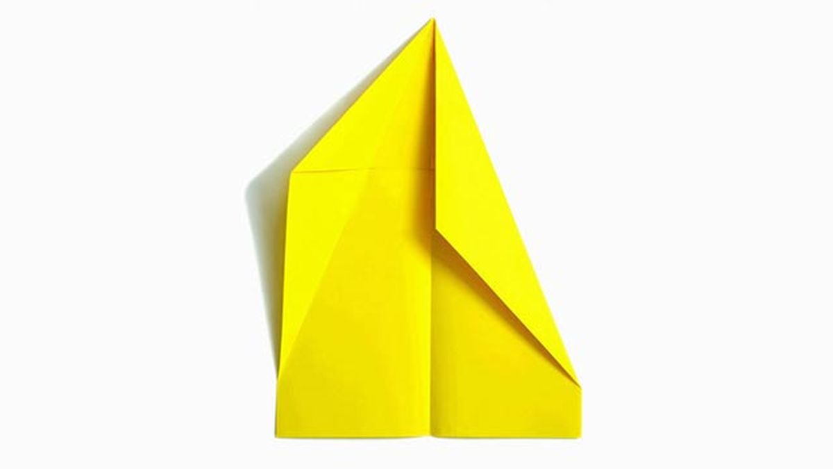 Cómo hacer aviones de papel paso 3