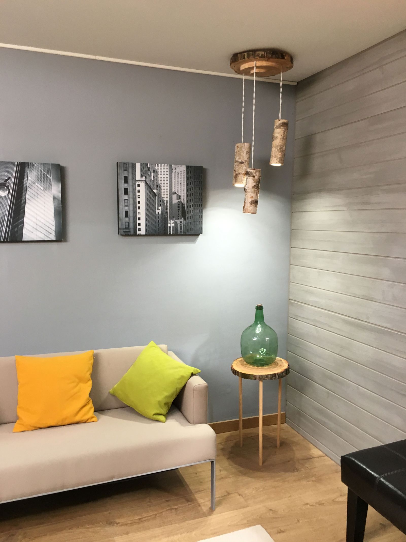 Lámpara con troncos y ramas de madera