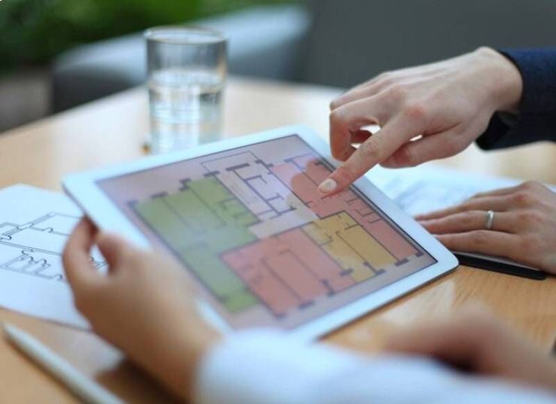 Planos de una casa en la tablet.