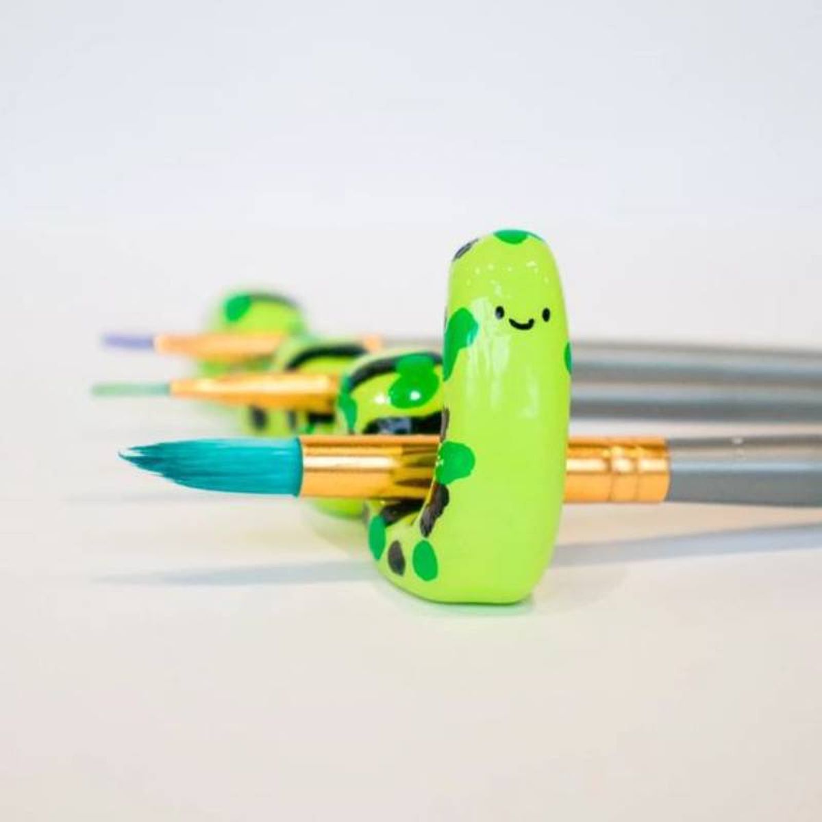 Gusanito verde para dejar los pinceles.