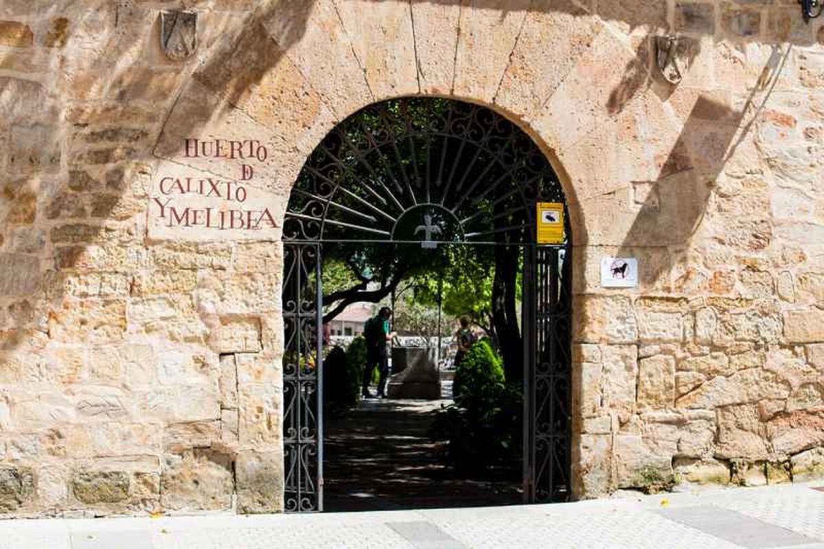 Un arco de piedra marca la entrada al huerto