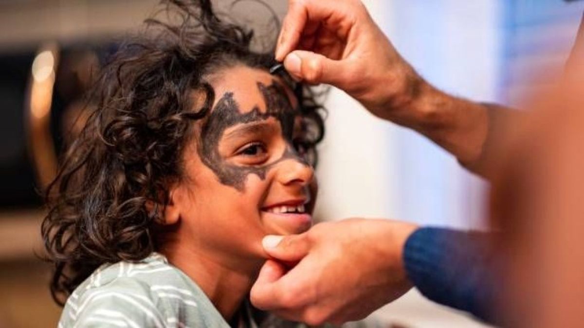 Un antifaz con forma de murciélago puede ser una buena opción