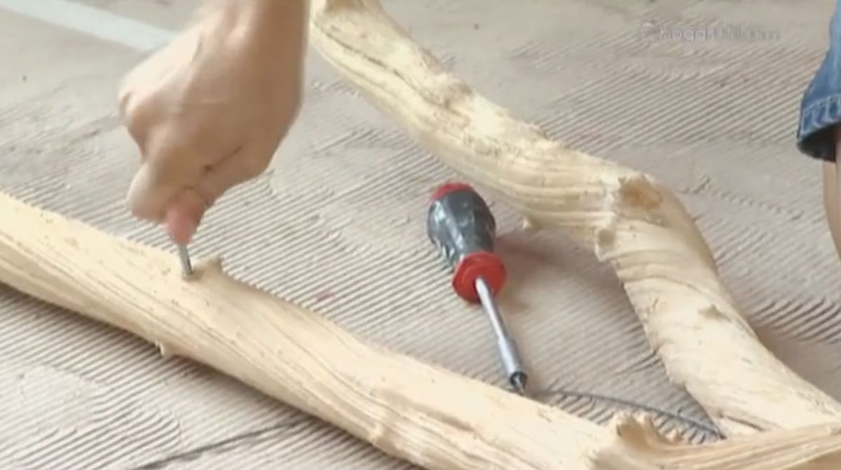 Cómo hacer una lámpara de techo con ramas secas paso 3