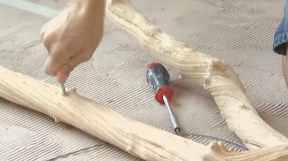 Cómo hacer una lámpara de techo con ramas secas paso 3