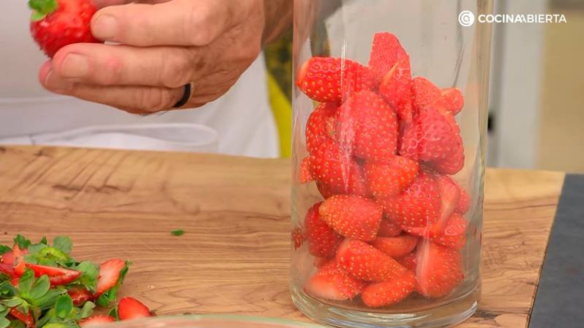 Limpia las fresas y tritura con la batidora eléctrica