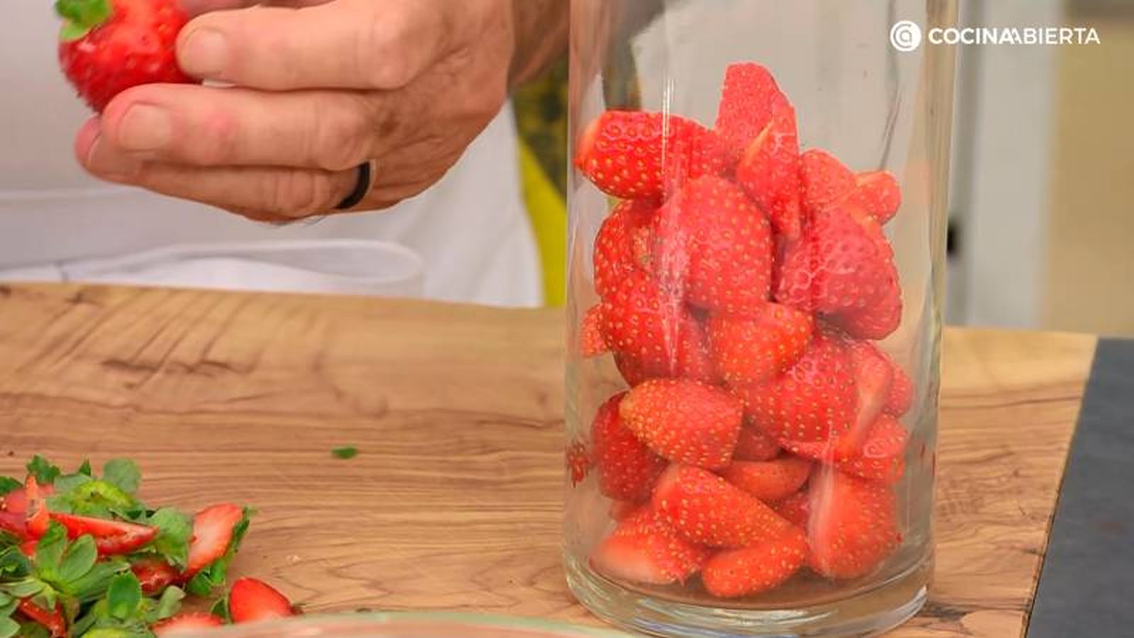 Limpia las fresas y tritura con la batidora eléctrica
