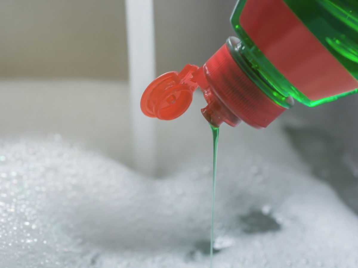 Mezcla bien el Fairy con el agua.