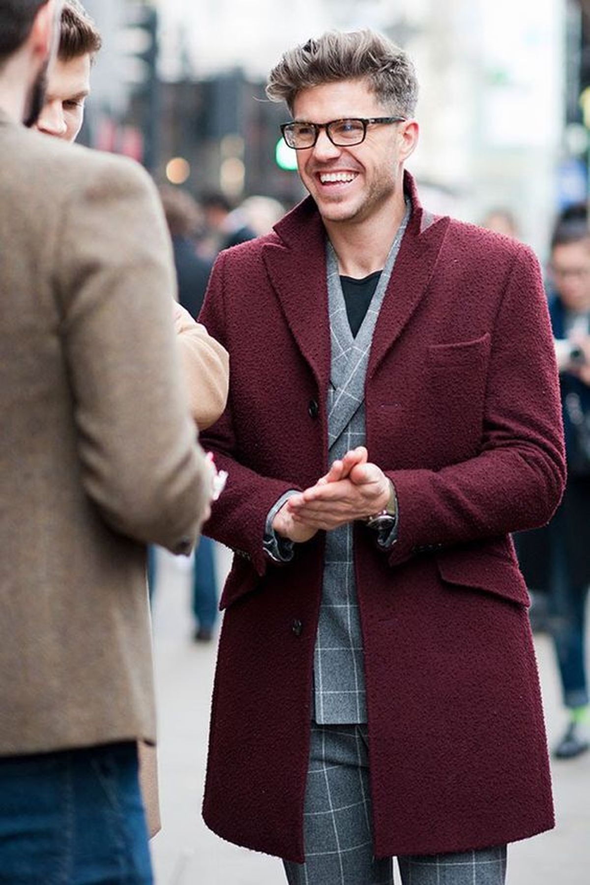 Puedes combinar un traje gris con un abrigo color burdeos