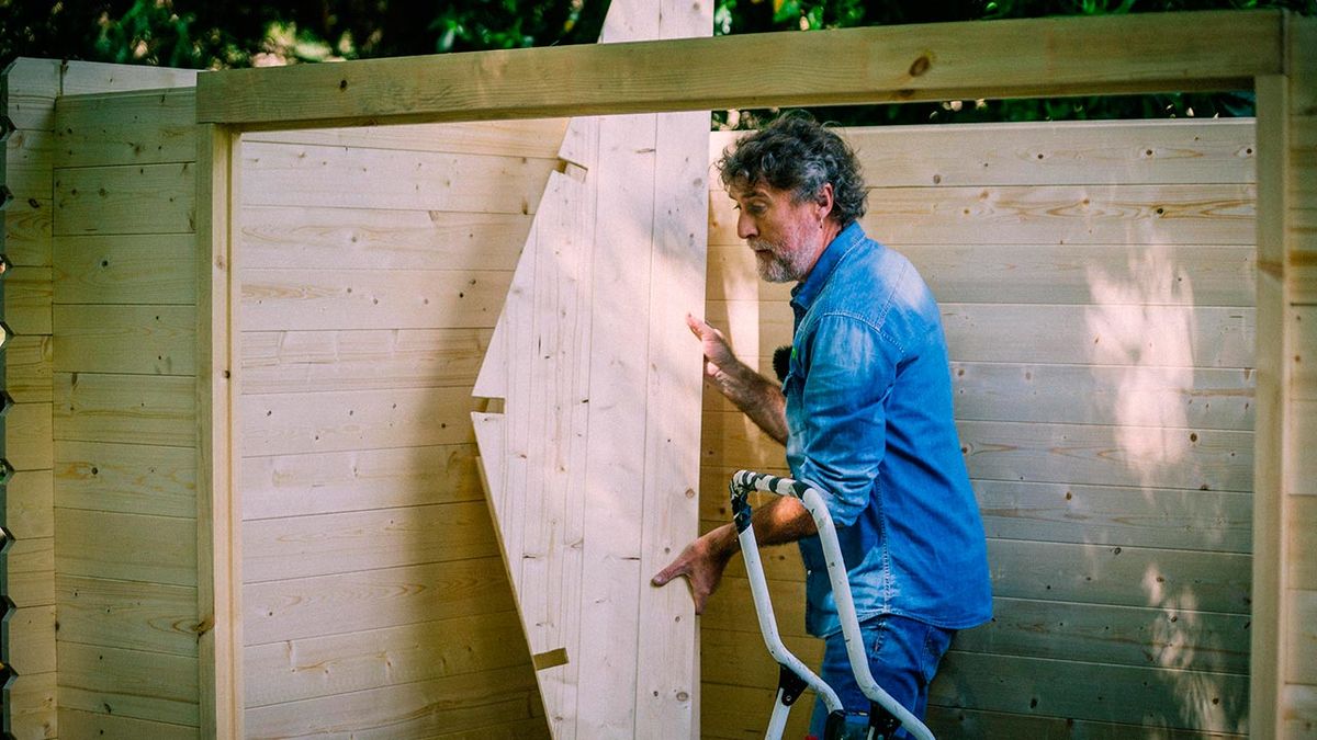 Cómo montar una caseta de madera para el jardín paso 7