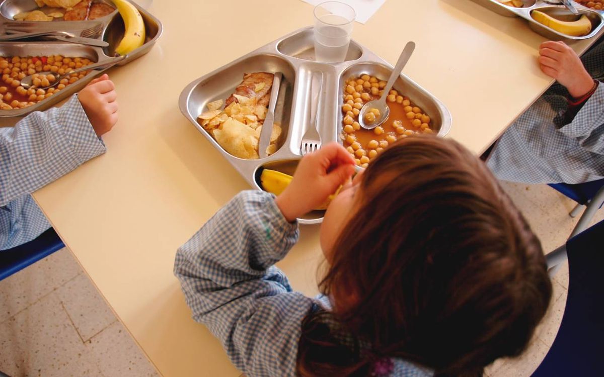 Exceso de hidratos de carbono y precocinados, el error más común de los menús escolares