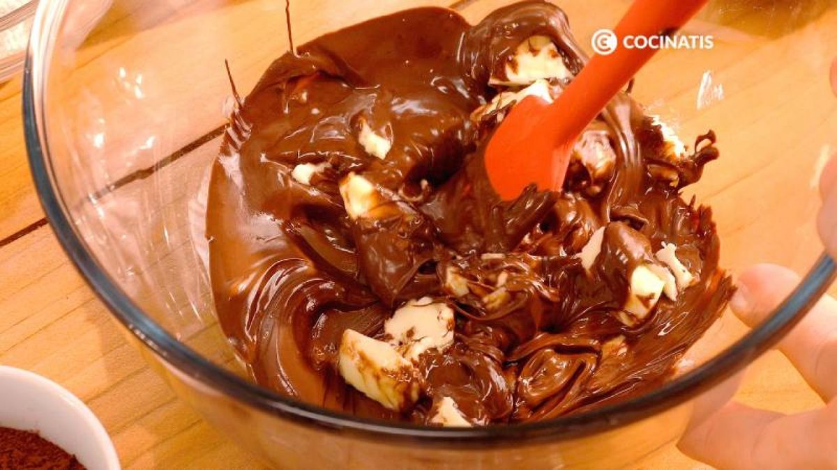 Mezcla el chocolate fundido con la mantequilla
