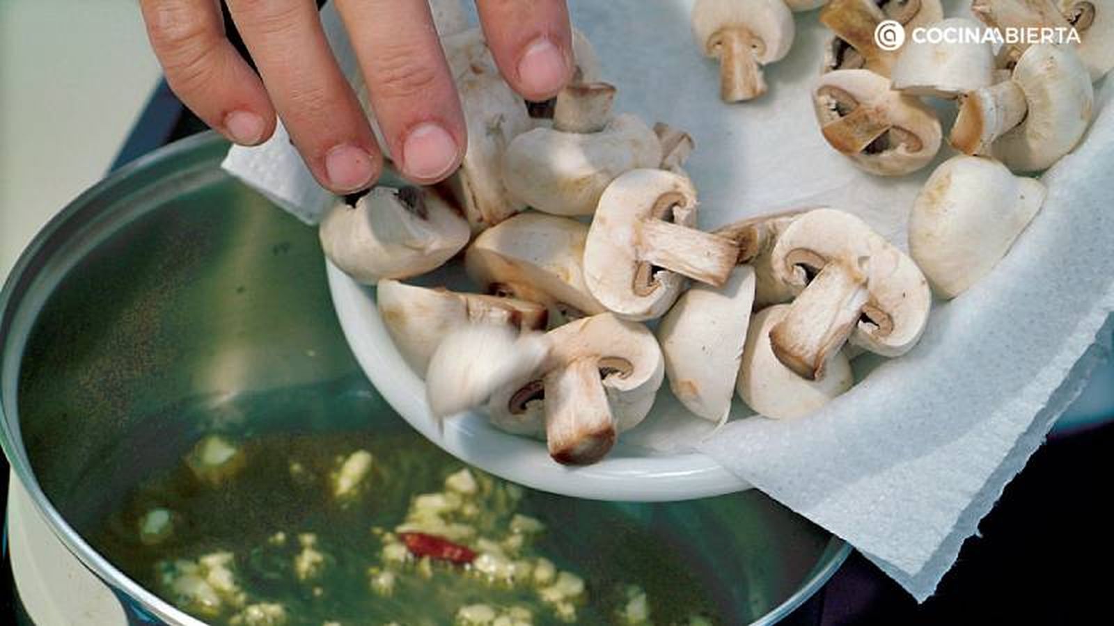 Añade los champiñones a sofrito de ajo y guindilla