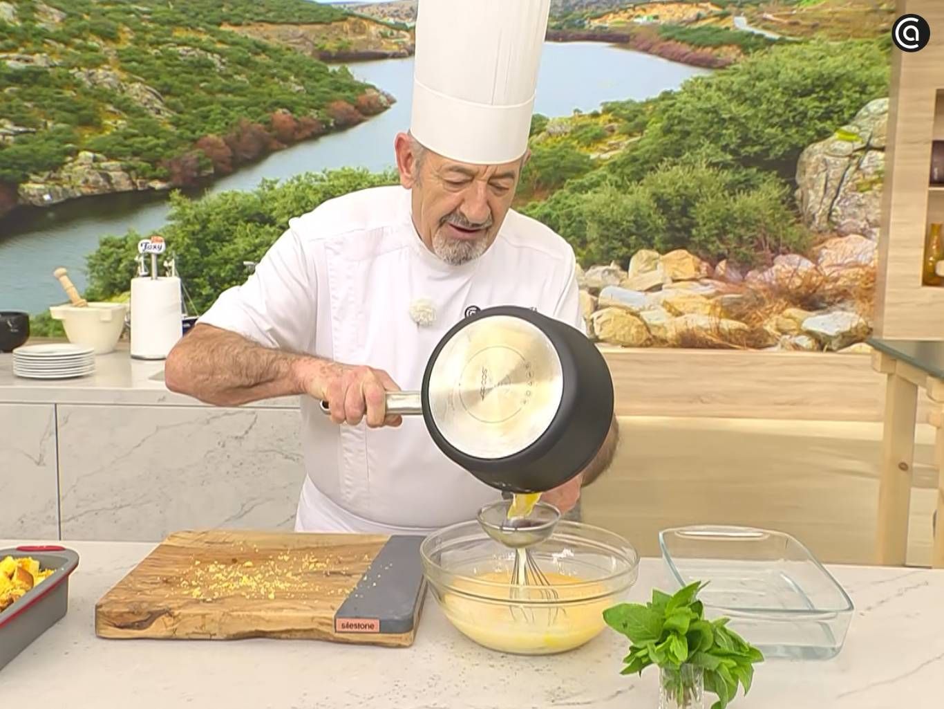 Mezcla los huevos batidos con la leche aromatizada