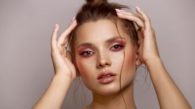 estas son las 6 tendencias mas importantes en el mundo del maquillaje para 2023 adornos