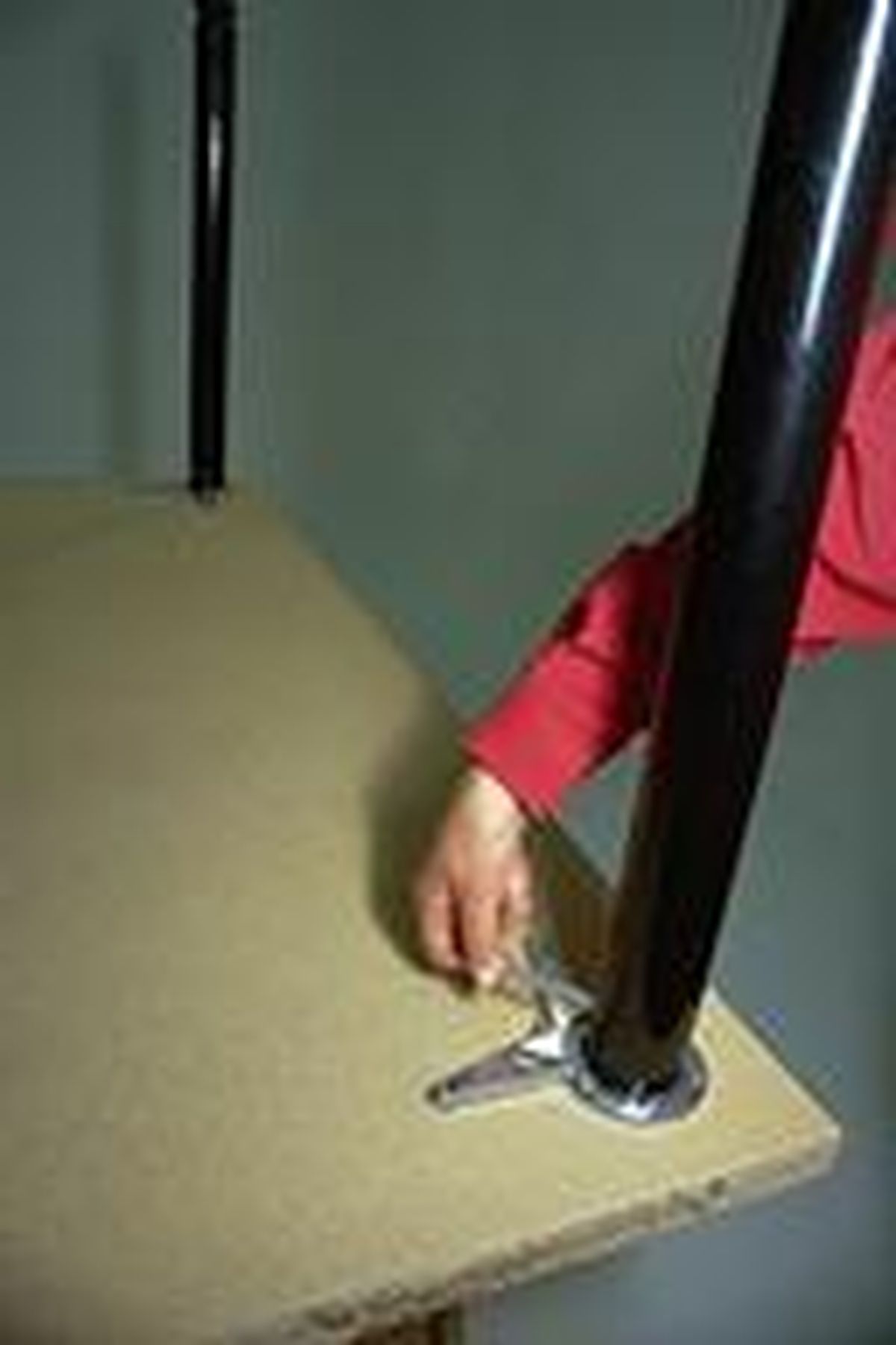 Colocación de patas metálicas paso 5