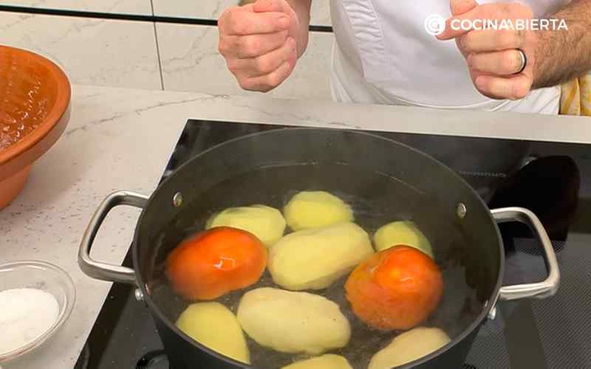 Cuece las patatas y los tomates