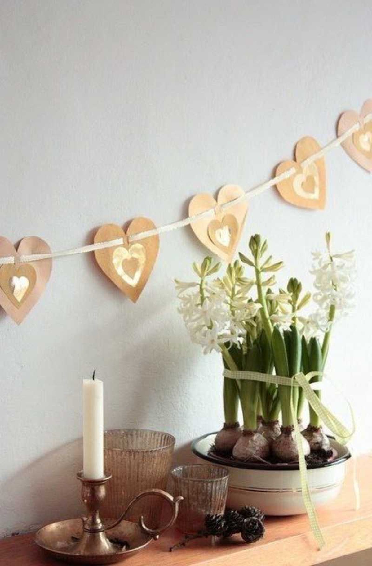 Decoración de San Valentín con guirnalda de corazones.