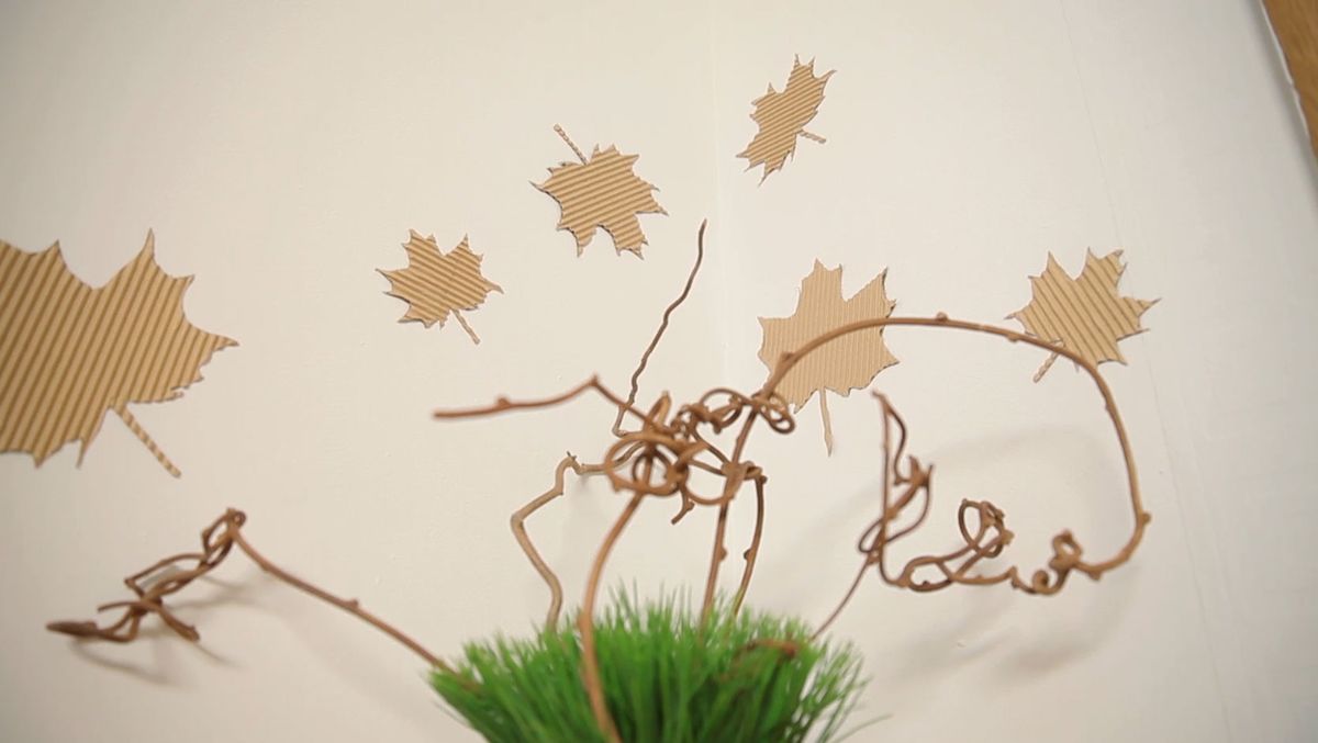 Cómo hacer hojas de cartón para decorar la pared paso 5