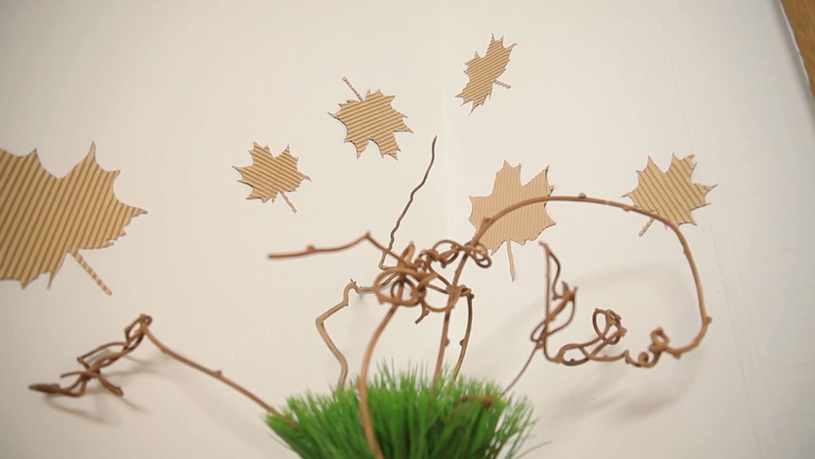 Cómo hacer hojas de cartón para decorar la pared paso 5