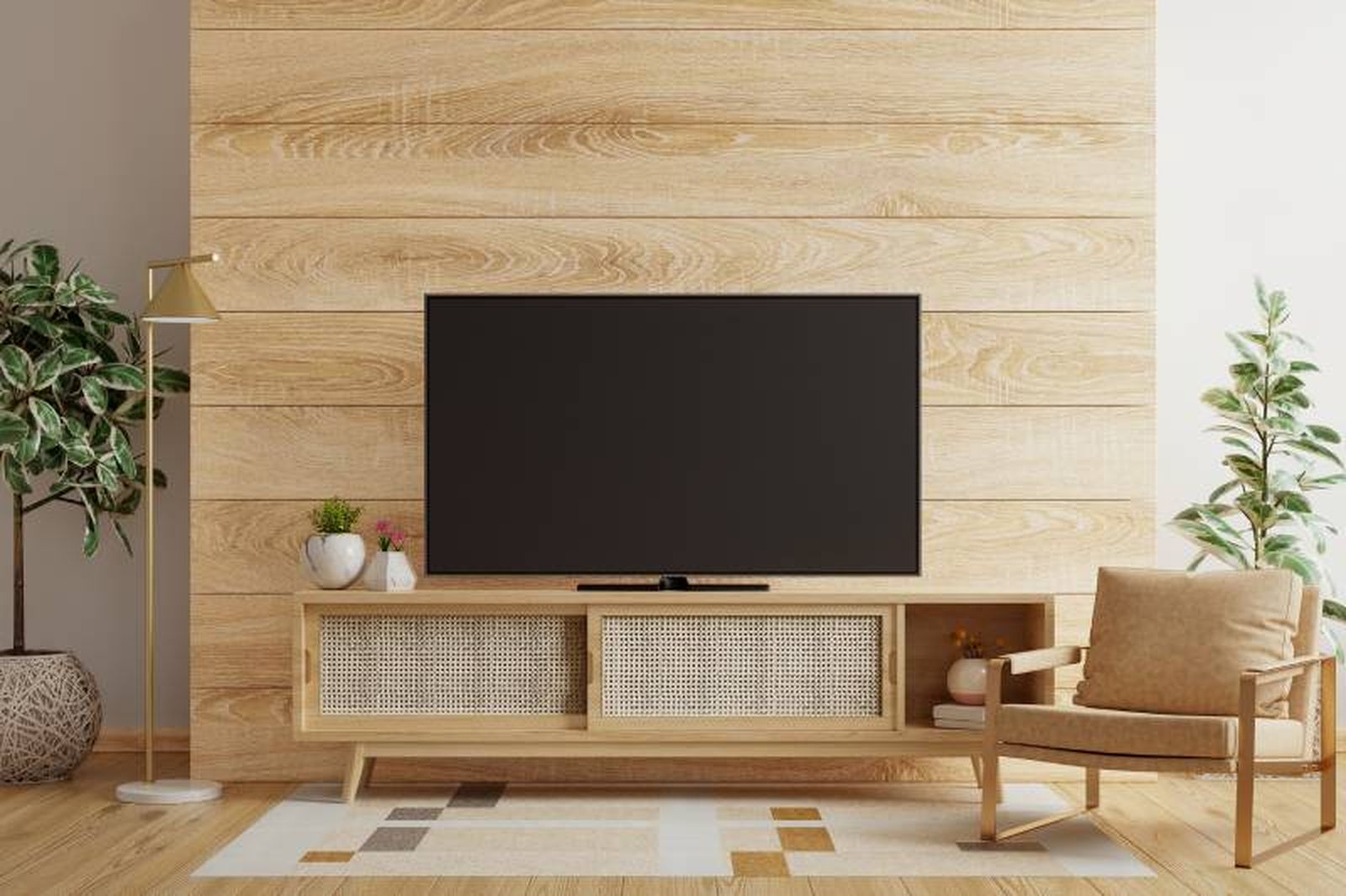 Salón con pared de televisión decorada con madera y plantas verdes.