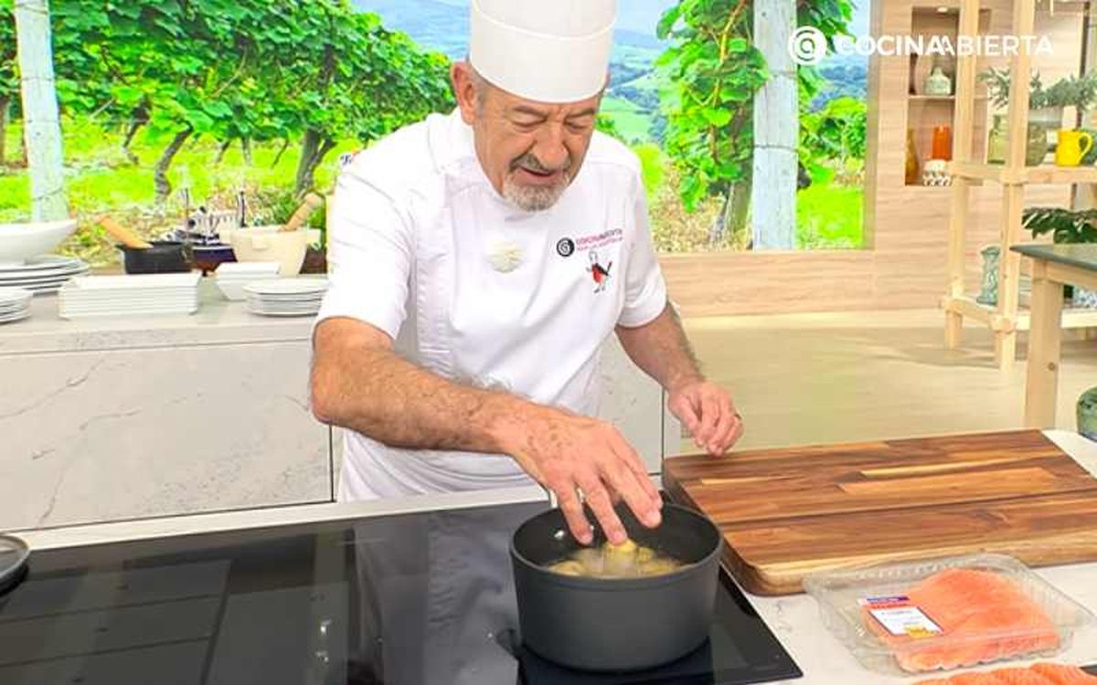 Cuece las patatas en una cazuela