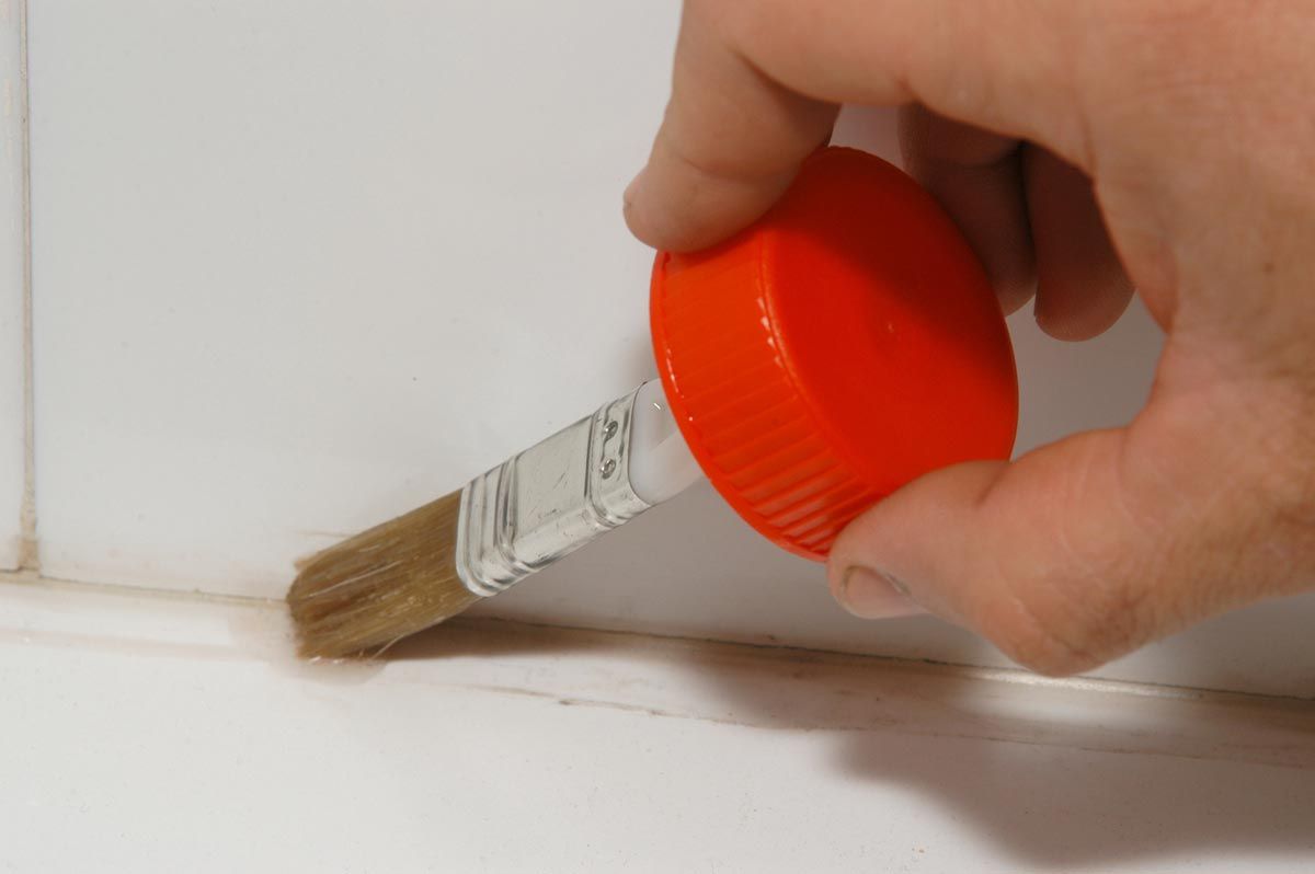 Eliminar y cambiar la silicona de una bañera paso 2