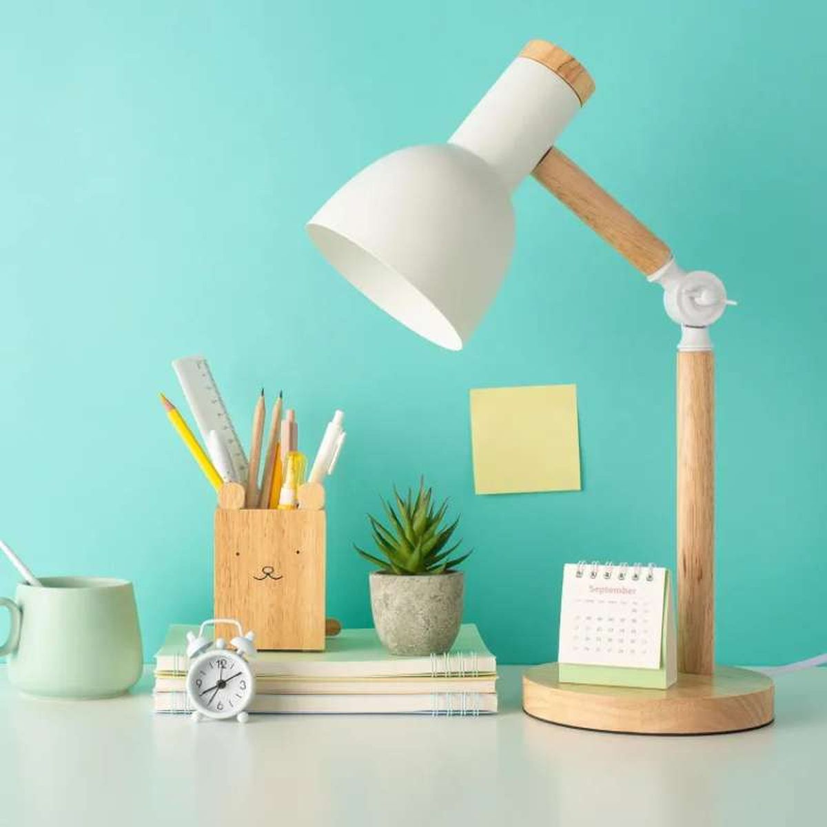 Lámpara de lectura tipo flexo moderno.