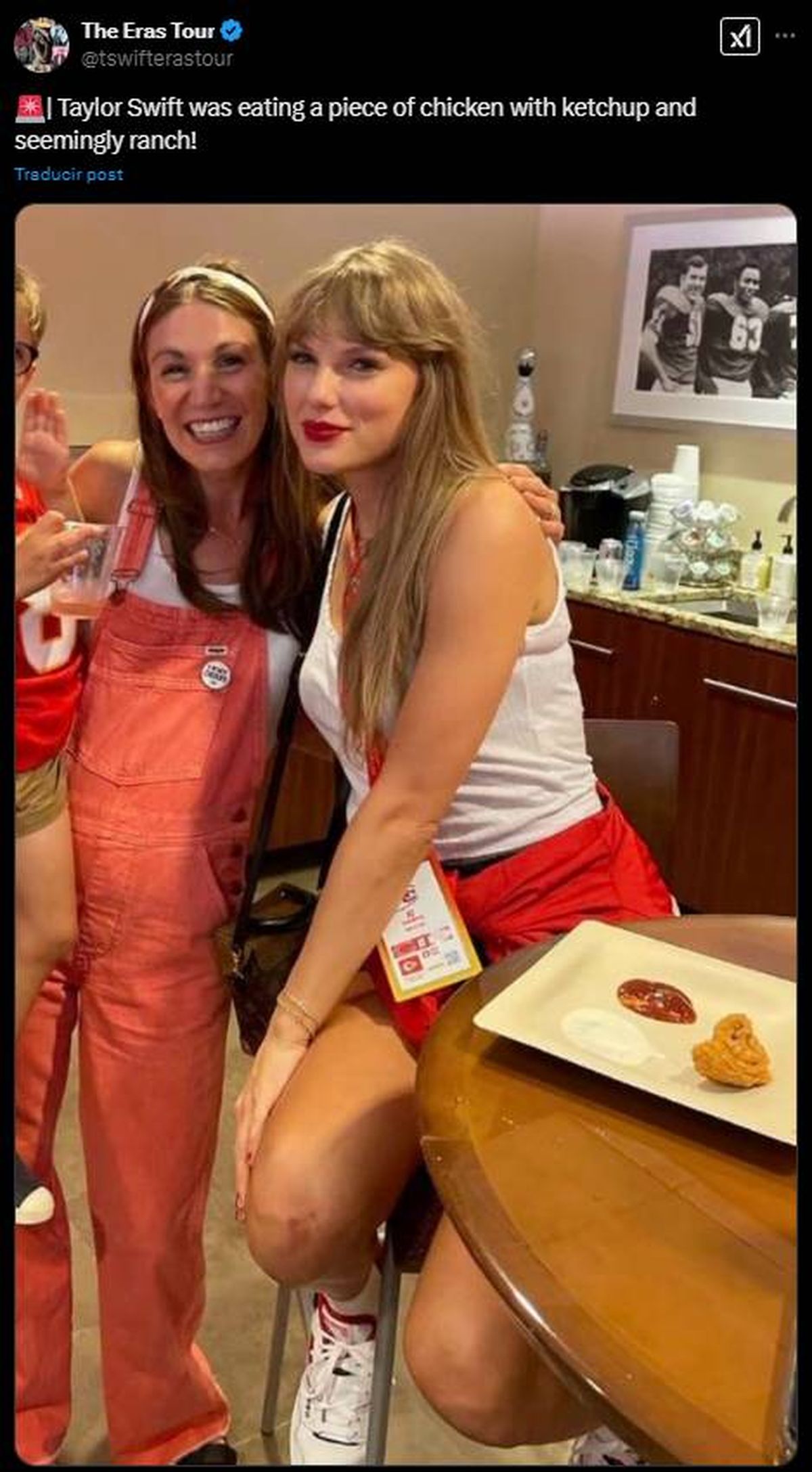 Taylor Swift con plato de chicken tenders o palitos de pollo