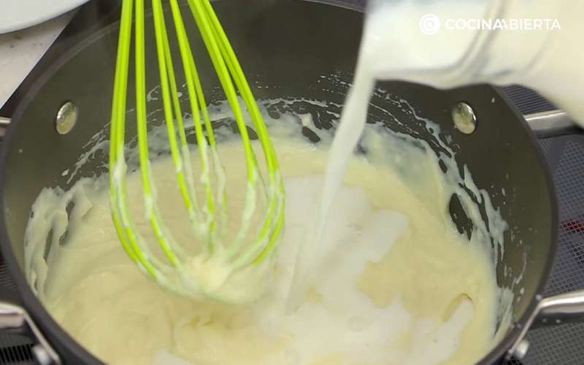 Vierte la leche poco a poco sin dejar de remover