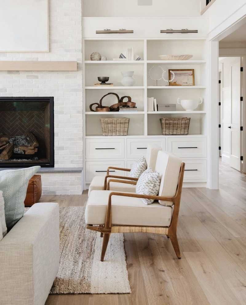 Salón nórdico con butaca blanca y estructura de madera.