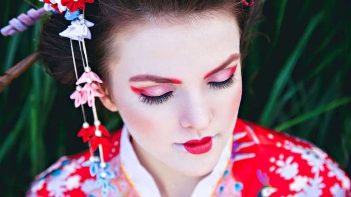 No olvides añadir un ojo rasgado a tu maquillaje de geisha