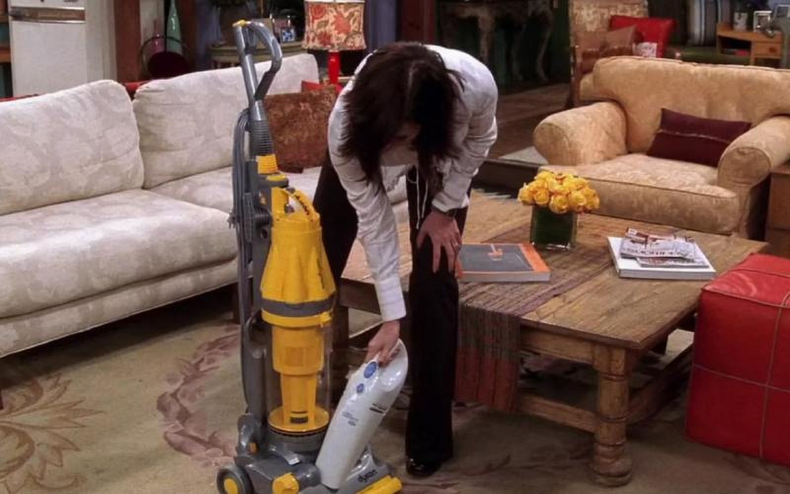 Mónica Geller limpiando su aspiradora con un aspirador de mano / Fotograma de Friends.