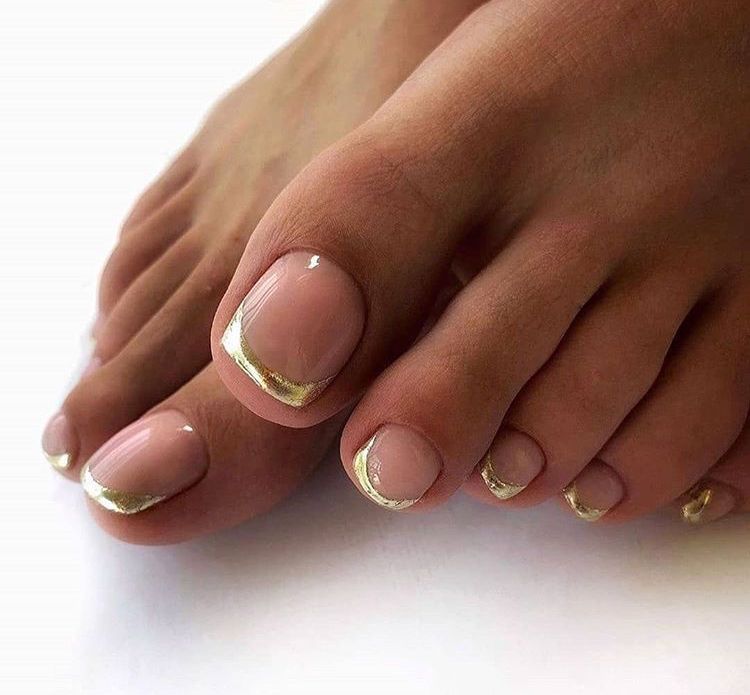 pedicura francesa dorada