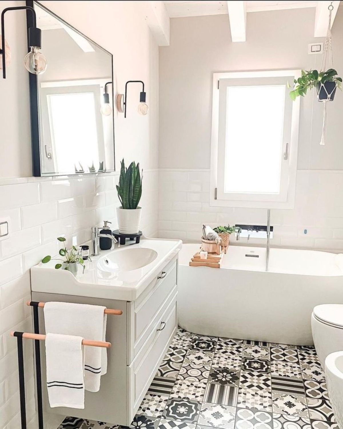 Baño decorado en blanco y negro. / Pinterest: Palesa Kikine