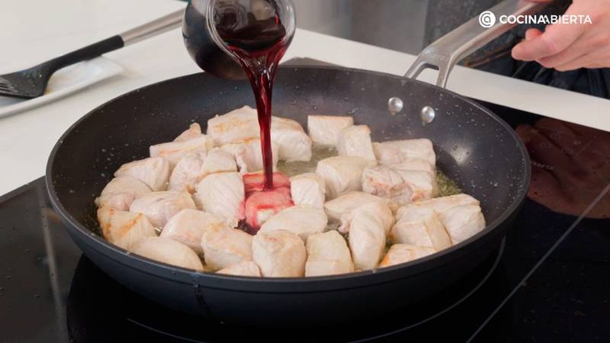 Dora los trozos de carne de cerdo y añade el vino tinto