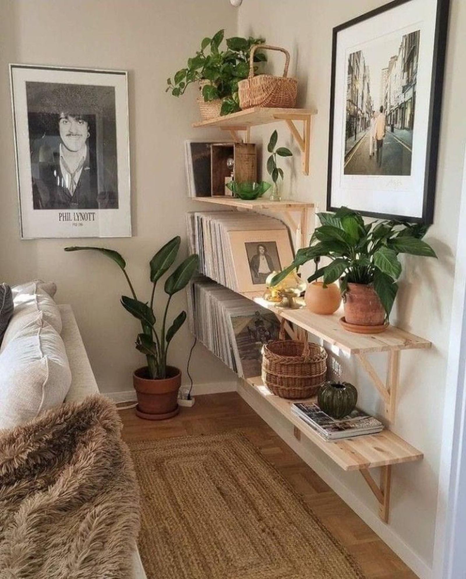Rincón del salón con suelo de madera.