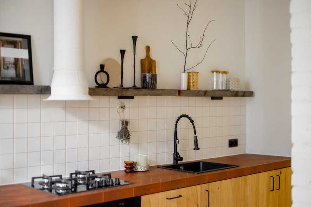 Cocina vintage con azulejos pequeños blancos.