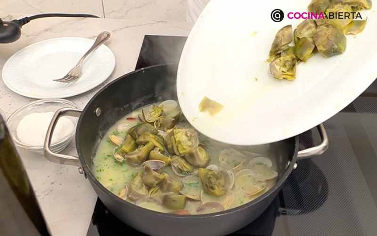 Incorpora las alcachofas cocidas