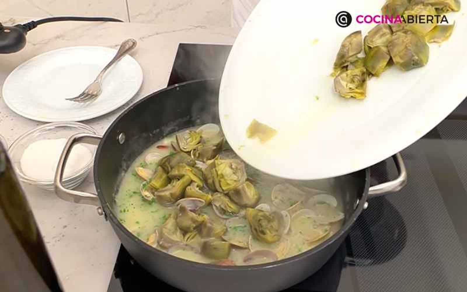 Incorpora las alcachofas cocidas