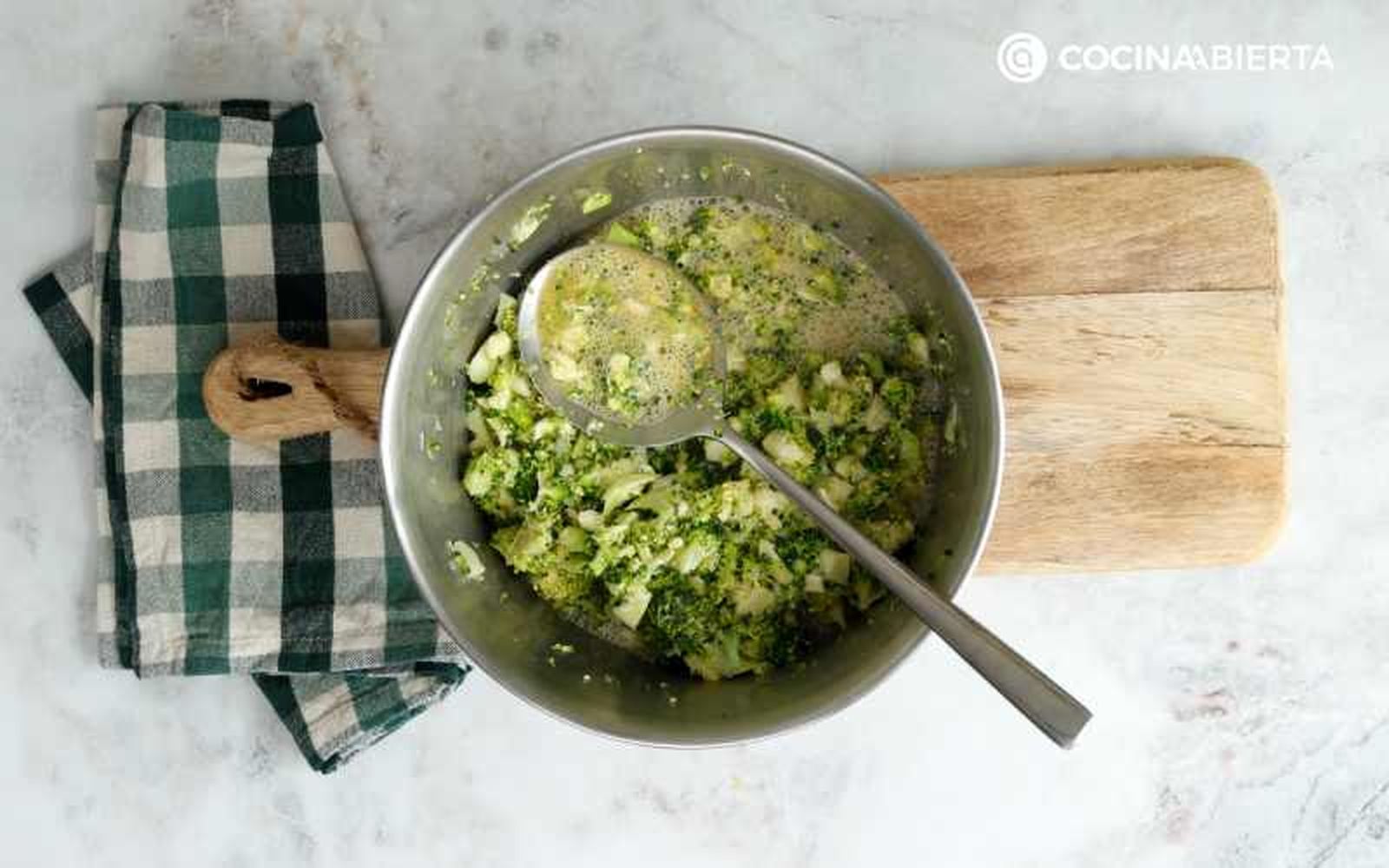 Mezcla los huevos batidos con el brócoli