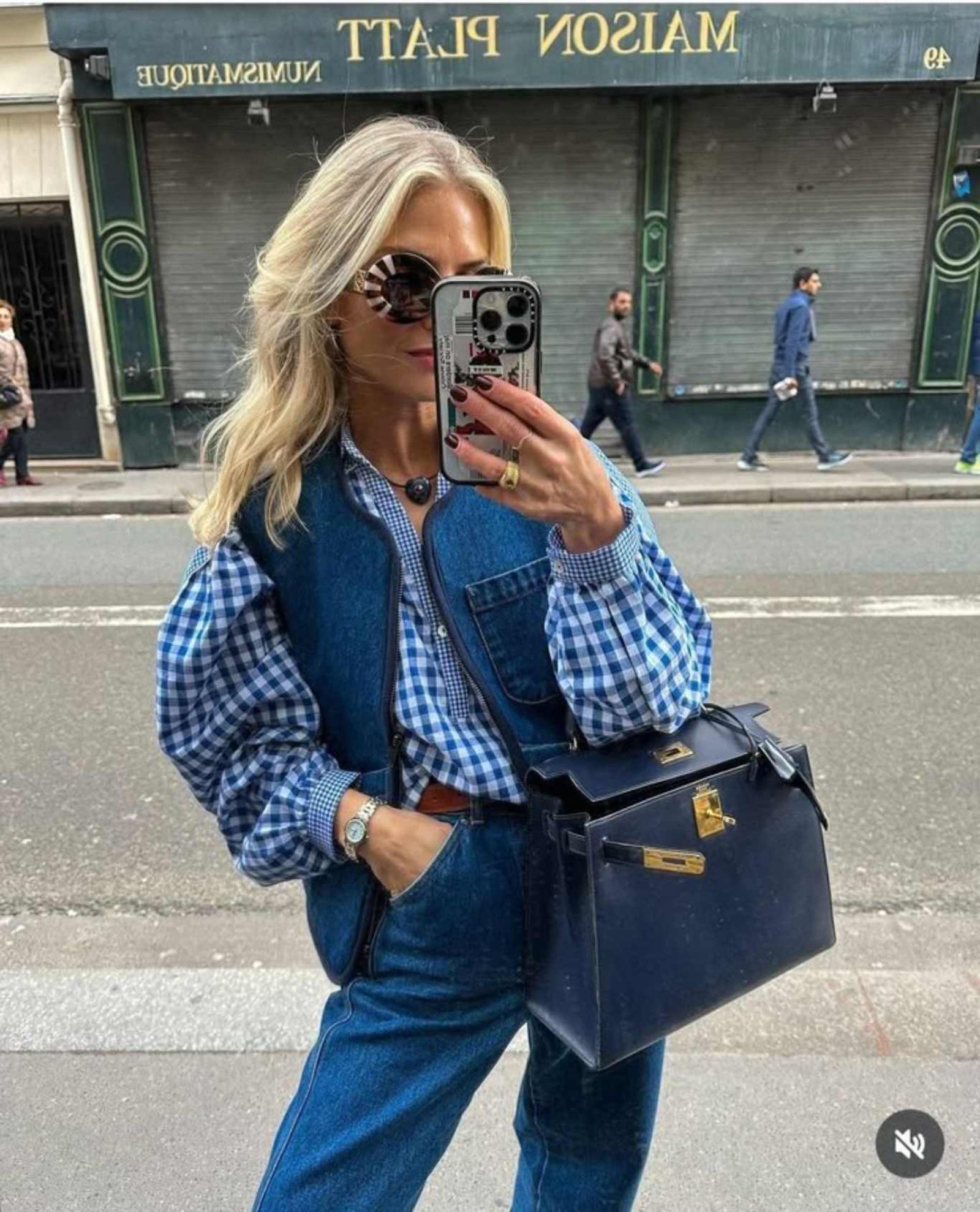 Look monocromático con chaleco en azul.