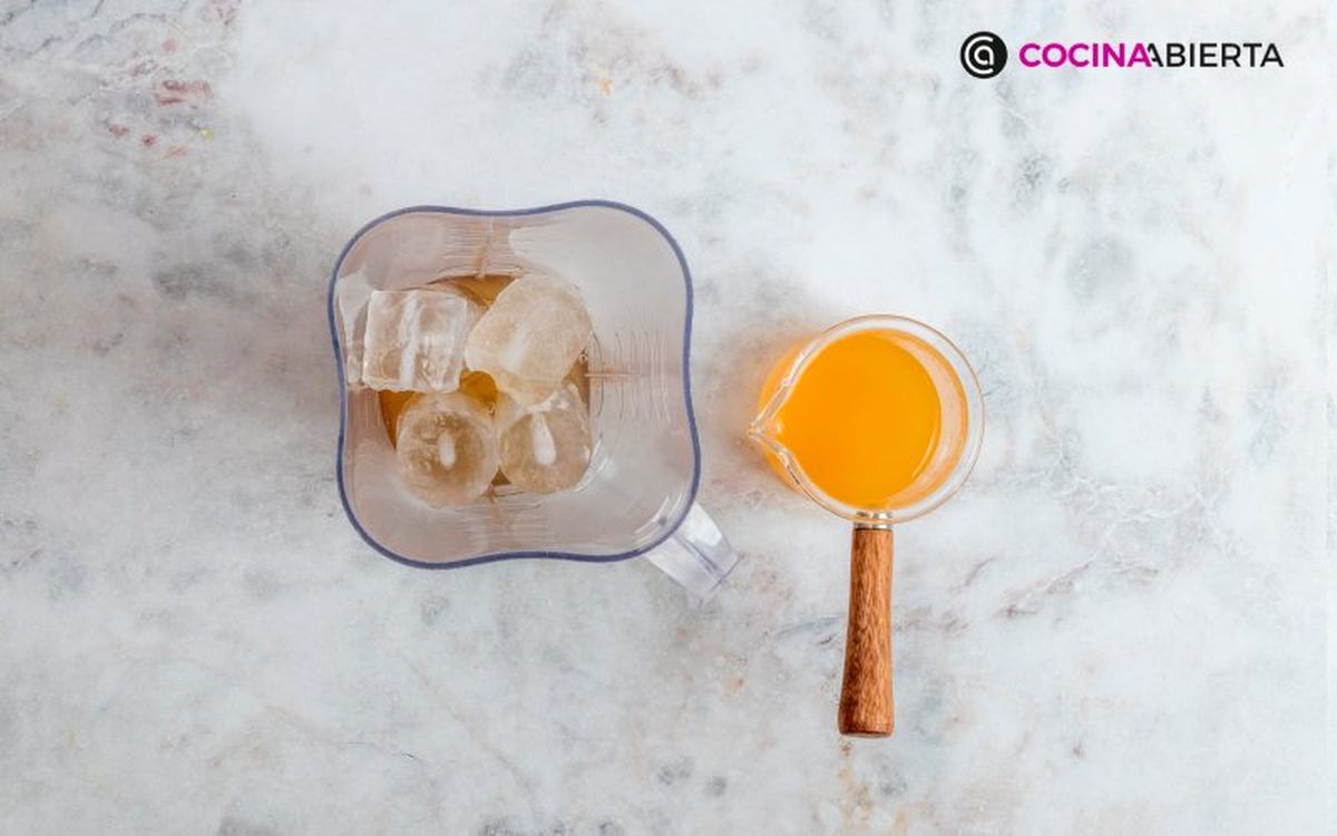 Añade la mezcla y tritura, hazlo por tandas