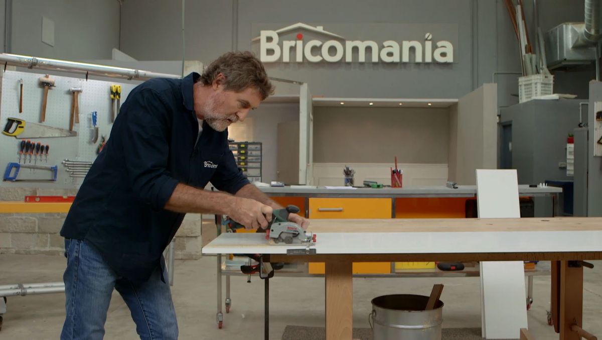 Cómo hacer un escritorio con estanterías paso 2