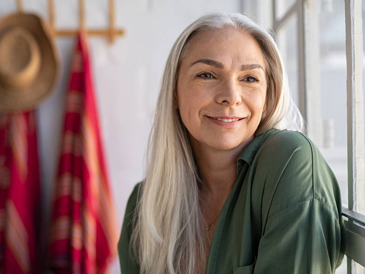 No teñirse las canas puede significar una relación sana con el yo del pasado.