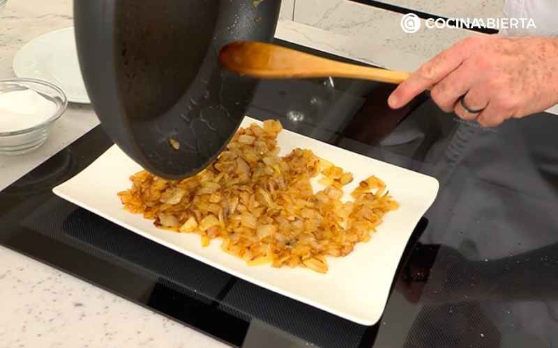 Prepara y reserva la cebolla caramelizada